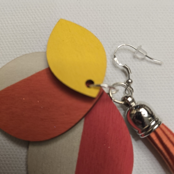 ARTISAN & HANDCRAFTED 2.5" Wood Leaf Tiered Dangle Pierced Earrings W/ Tassles - Picture 10 of 14